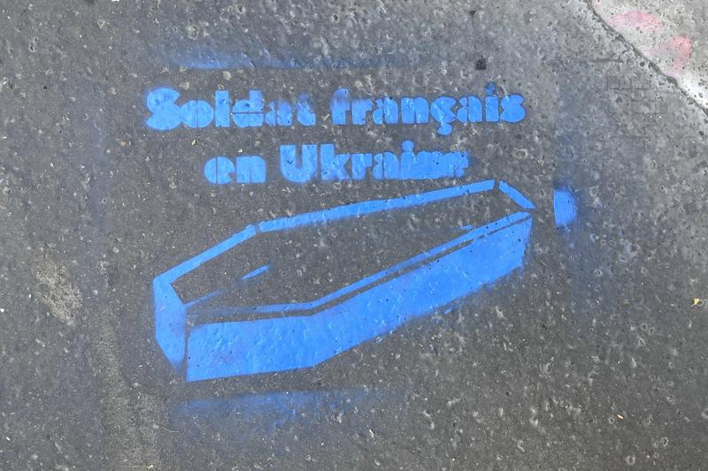 Graffiti care arată un sicriu și mesajul „Un soldat francez în Ucraina” la Paris