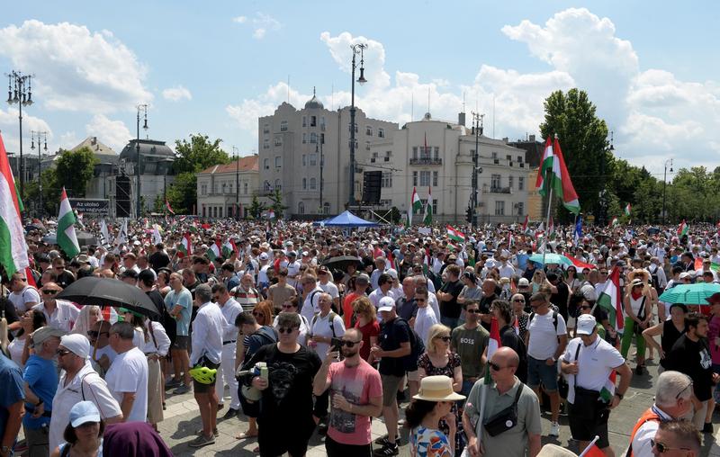 Susținătorii lui Peter Magyar participă la un miting antiguvernamental pe 8 iunie 2024 în Piața Eroilor din Budapesta, Ungaria, cu o zi înainte de alegerile pentru Parlamentul European.