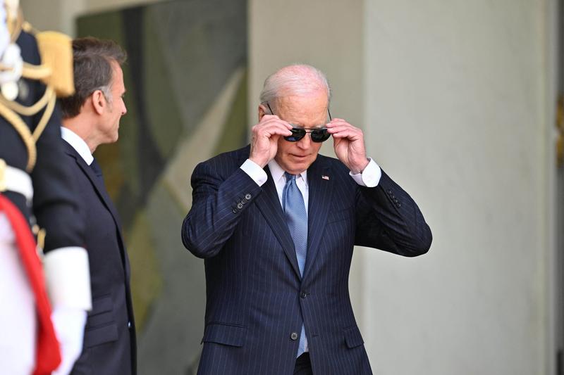 Președintele american Joe Biden este întâmpinat de președintele francez Emmanuel Macron, la Palatul Elysee, înaintea întâlnirii lor de la Paris, Franța, 8 iunie 2024. 
