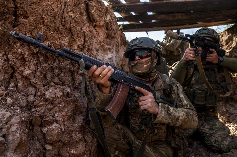 Soldați ucraineni în antrenamente de luptă în tranșee