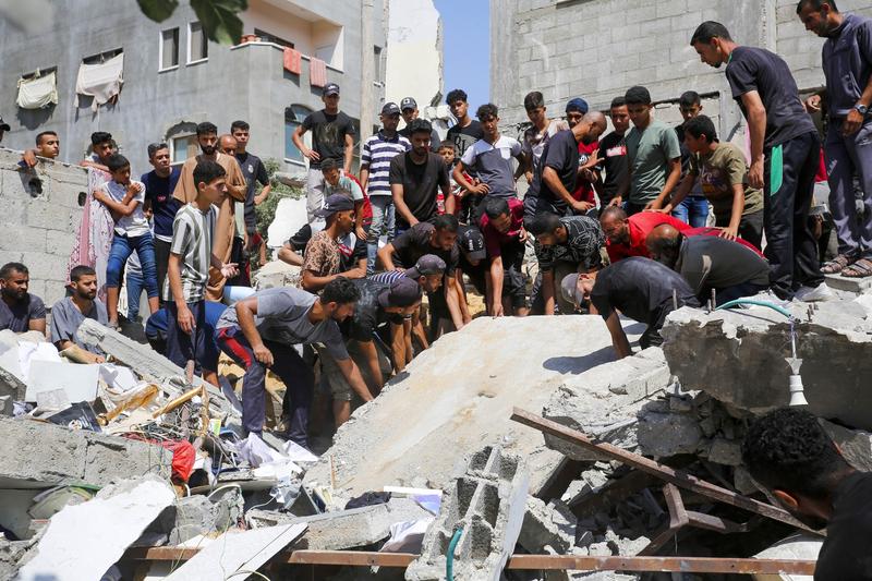 Operațiuni de căutare și salvare în tabăra de refugiați Nuseirat din Fâșia Gaza, 9 iunie 2024.